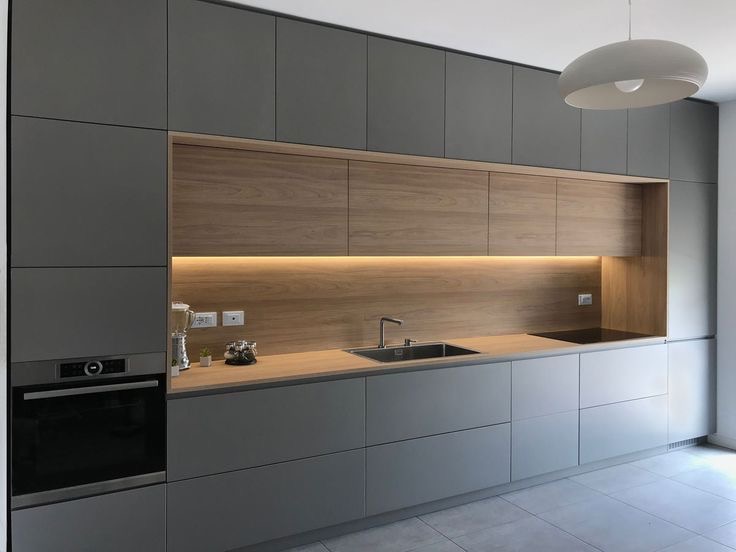 Cuisine Linéaire Moderne – Finition Gris Mat & Bois Naturel