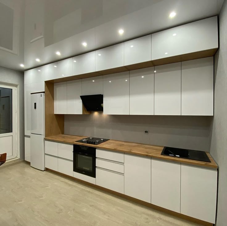 Éclat Moderne : Cuisine Blanche High-Gloss et Bois