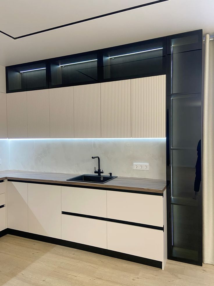 Raffinement Texturé : Cuisine avec Façades Rainurées et Vitrines