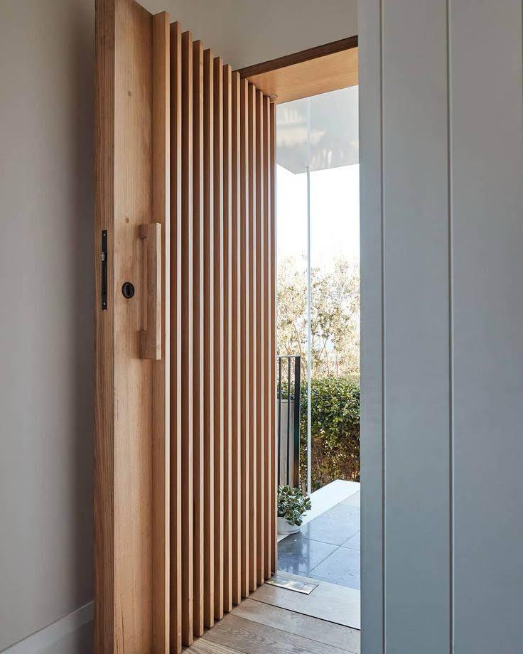 Porte Texturée à Lattes de Bois